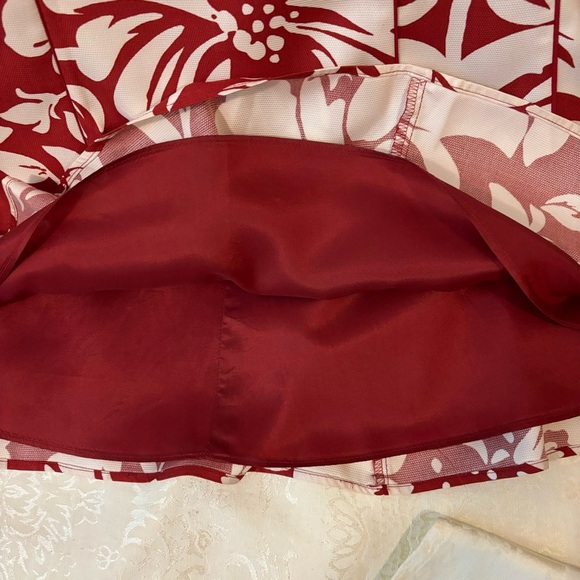 ❤️2/$15 or 3/$21❤️Ann Taylor Red Floral Silk Skirt, Size 6 - Picture 5 of 7